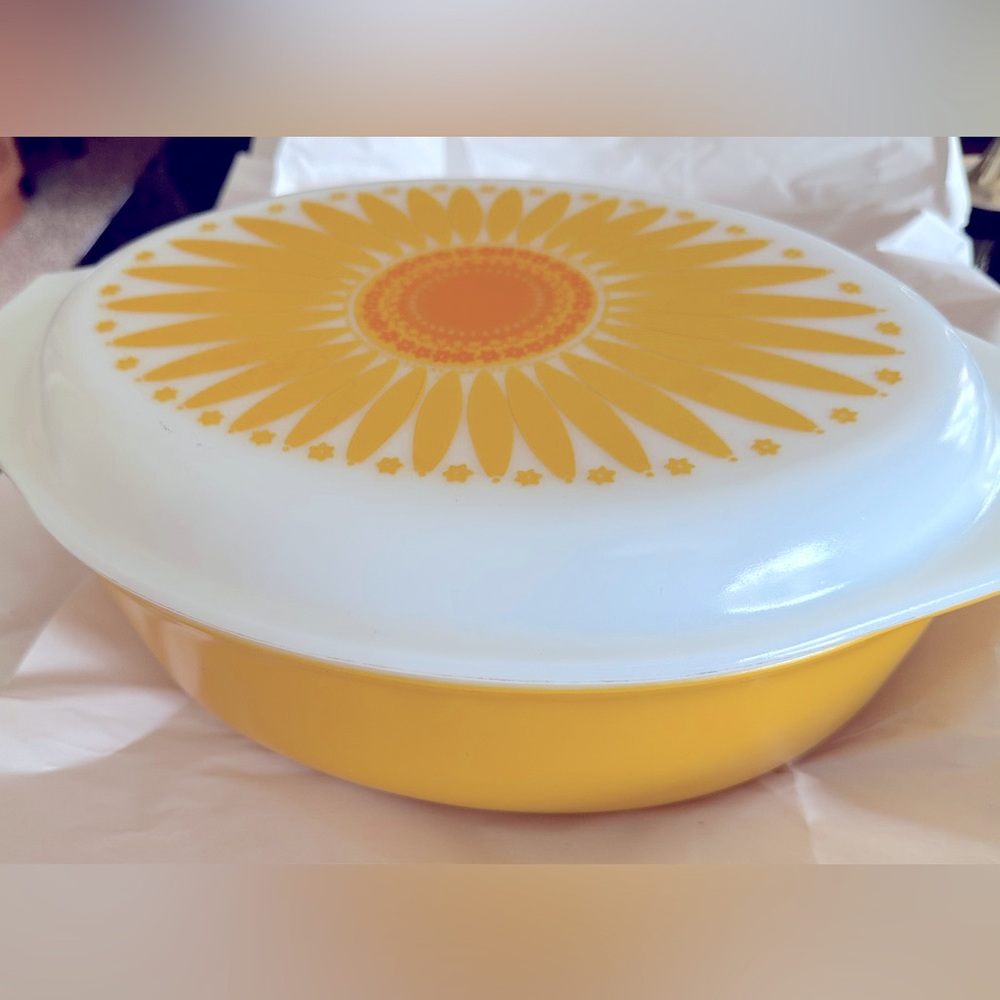 PYREX Vintage Daisy Citrus large Casserole dish Opal lid baking serving 1960s